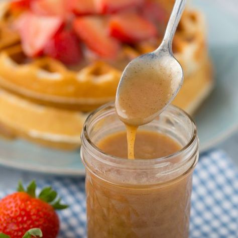 Cinnamon Roll Buttermilk Syrup - Your Cup of Cake Original Pancake House Tropical Syrup Recipe, Cinnamon Pancake Syrup, Waffle Syrup Ideas, Pancake Sauce Recipe, Cinnamon Roll Syrup, Waffles Blueberry, Breakfast Bits, Banana Cream Cupcakes, Easy Breakfast Casserole Sausage