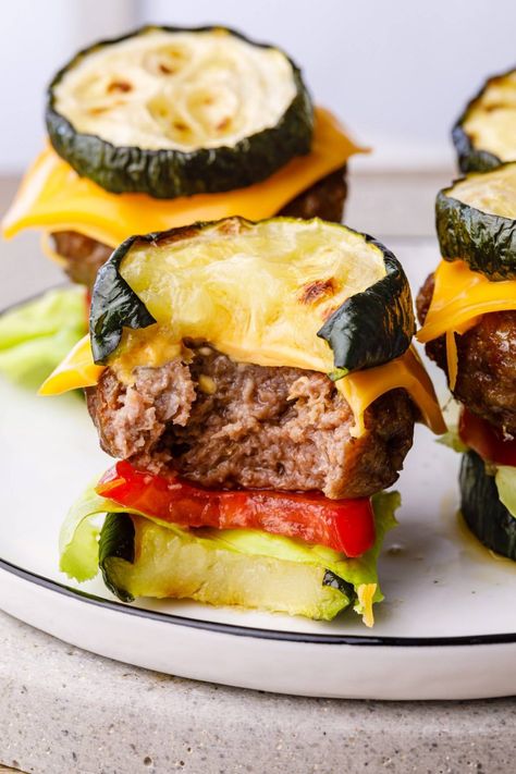 Zucchini Sliders, Low Carb Burger Recipes, Sliders Easy, Zucchini Burger, Low Carb Burger, Keto Burger, Burger Patties, Burger Sliders, Zucchini Slice