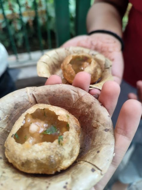 Panipuri Or gol gappe man Gol Gappe Aesthetic, Panipuri Aesthetic, Snack Drawing, Gol Gappe, Tamarind Water, Chocolate Lovers Quotes, Pakistani Foods, Cotton Dress Indian, Crush Culture