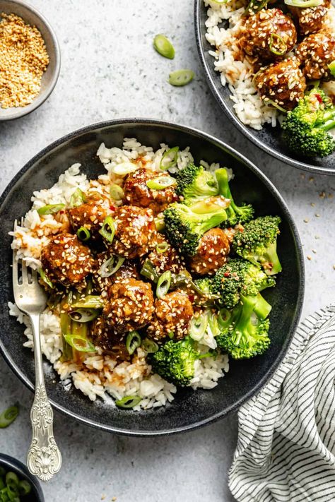 Here's another must-make meatball recipe — Sesame and Scallion Saucy Asian-Inspired Meatballs! These will be a hit around the dinner table. Sesame And Scallion Meatballs, Late Summer Dinner Recipes, Asian Meatball Recipes, Sesame Meatballs, Mongolian Beef Stir Fry, Picnic Meals, Salmon Meatballs, Yellow Picnic, Healthy Meatballs