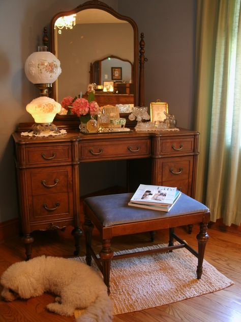 1000+ images about 1940sbedroom on Pinterest | 1940s, Vanity Set ... 1940 Bedroom, 1940s Bedroom, 1940s Furniture, Antique Bedroom Furniture, 1940s Home, Furniture Woodworking, Antique Bedroom, Casa Vintage, Room Deco