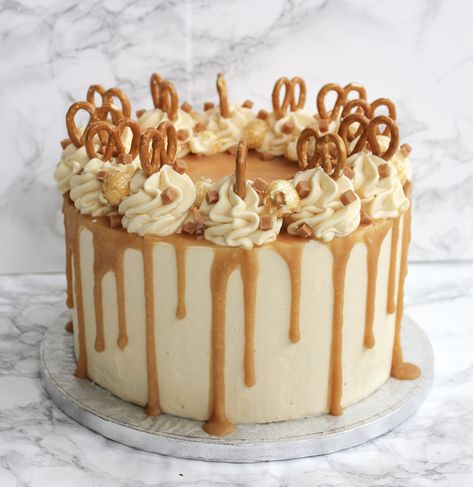 Caramel Cake Decoration, Thanksgiving Desserts Cake, Buttercream Icing Cake, Caramel Drip Cake, Birthday Drip Cake, 30 Cake, Fun Thanksgiving Desserts, 18th Cake, Salted Caramel Cake