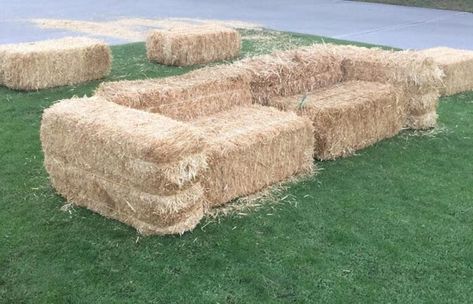 Movie Party Seating, Backyard Movie Night Seating, Hay Bale Couch, Movie Night Seating, Hay Bale Seating, Backyard Movie Party, Party Seating, Country Party, Barn Parties