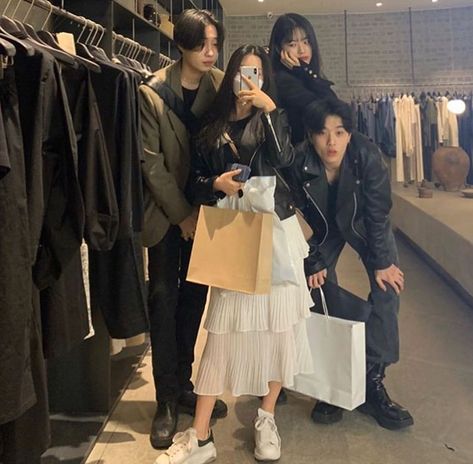 Korean Friends, Korean Best Friends, Boy Best Friend, K Fashion, Best Friends Aesthetic, Boy And Girl Best Friends, Korean Street, Friend Poses, Best Friend Goals