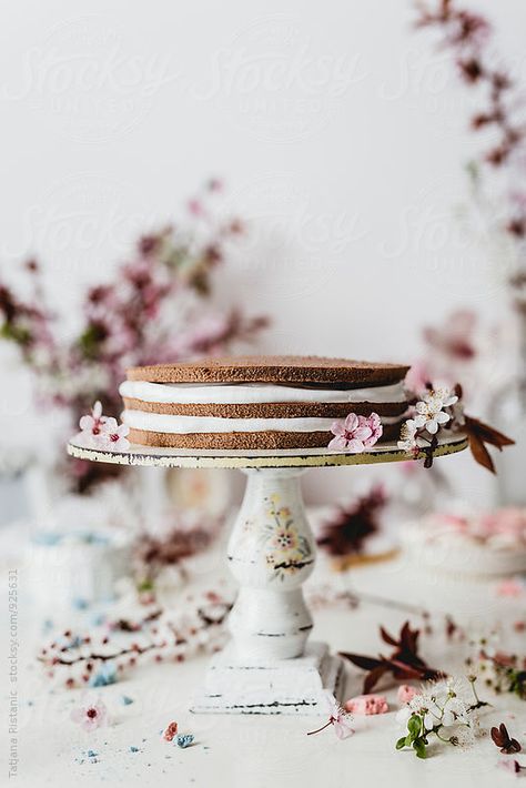 Spring cake Whole Cake Photography, Spring Food Photography, Spring Snacks, Easy Spring Recipes, Healthy Spring Recipes, Whole Cake, Spring Entertaining, Easter Sweets, Spring Layers