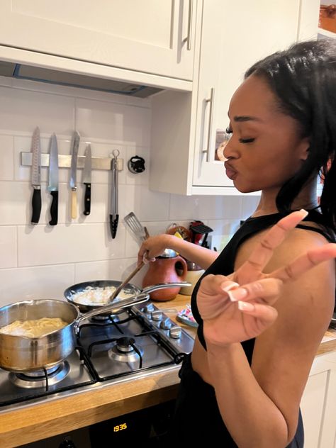 Black Women Cooking, Party Drinks Alcohol, Girl Cooking, Girlfriend Goals, Couple Outfits, Party Drinks, Girls Life, Learn To Cook, Black Aesthetic