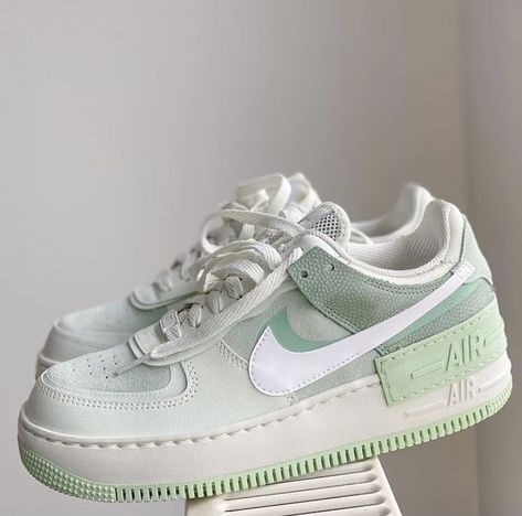 Aura White, Jordan Low, Trendy Shoes Sneakers, Nike Fashion Shoes, Nike Shoes Girls, Preppy Shoes, Pretty Shoes Sneakers, Jordan Shoes Girls, All Nike Shoes