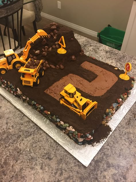 Digger Cake, Construction Birthday Cake, Kids Birthday Cakes, Digger Birthday, Construction Theme Birthday Party, Construction Cake, Construction Trucks, Red Velvet Cheesecake, 3rd Birthday Cakes