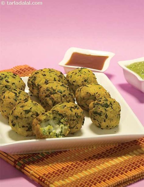 Stuffed Methi Paneer Pakoda Corn Croquettes, Paneer Pakoda, Methi Paneer, Vegetarian Burgers, Ramzan Recipe, Pakoda Recipe, Raisin Recipes, Paneer Dishes, Fenugreek Leaves