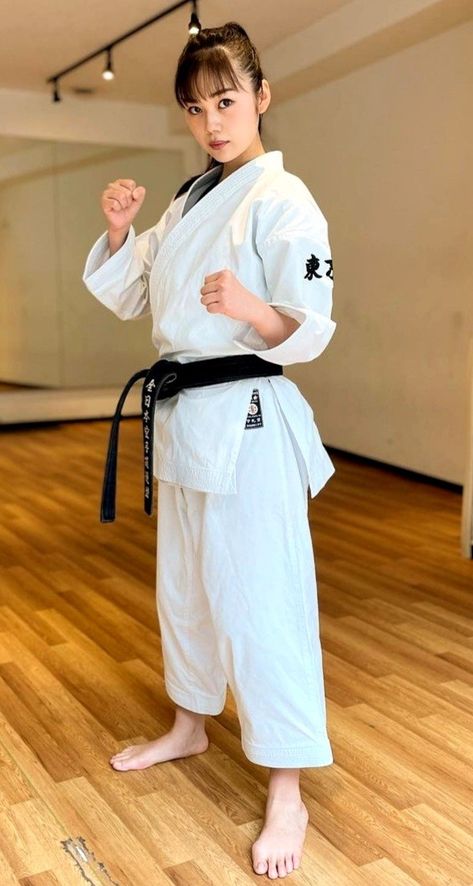 長野じゅりあ　糸東流空手 Karate Picture, Japanese Karate, Martial Arts Photography, Martial Arts Forms, Women Karate, Kyokushin Karate, Karate Gi, Female Martial Artists, Karate Martial Arts