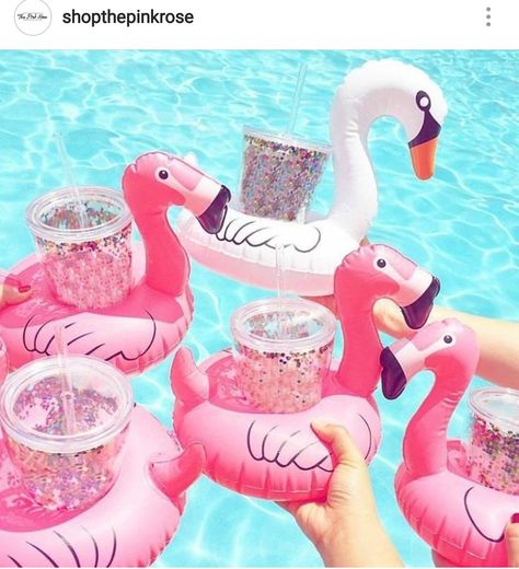 Summer Pool Party Decorations, Flamingo Drink, Pool Floaties, Flamingo Birthday Party, Fiesta Tropical, Pool Party Decorations, Pool Birthday, Flamingo Birthday, Summer Pool Party