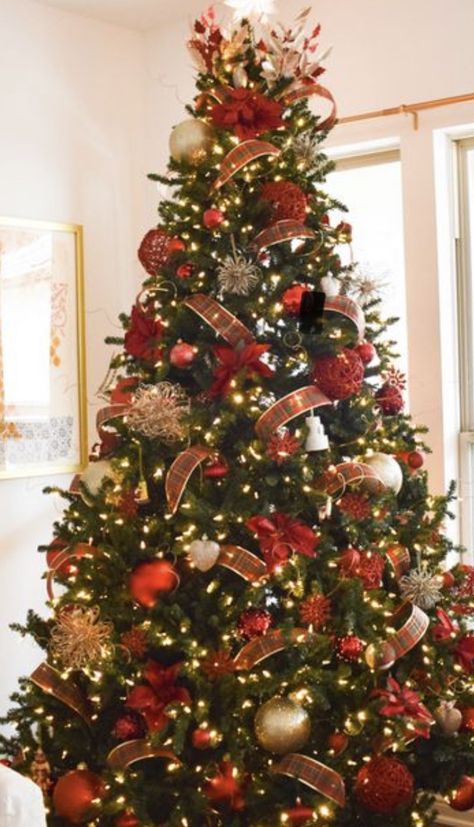 Red And Good Xmas Tree, Gold And Burgandy Christmas Tree, Red Gold Tree, Christmas Tree Ideas 2022 Trends Red, Traditional Christmas Tree Red And Gold, Old Fashion Christmas Tree Ideas, Christmas Tree Ideas Red And Gold, Red White And Gold Christmas Tree, Christmas Tree Themes Colors Red