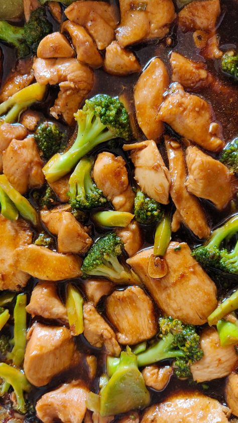 Quick, easy and delicious chicken broccoli recipe Chicken Reci, Quick Chicken Dinner, Chinese Chicken, Quick Chicken, Sauteed Chicken, Chicken Bites, Chicken Broccoli, Broccoli Recipes, Sweet And Sour Pork