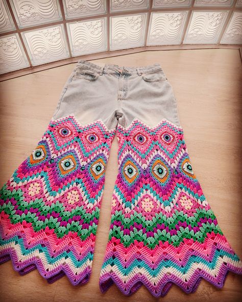 Crochet On Jeans, Crochet Bottoms, Crochet Pants, Sewing Easy Diy, Kids Dress Patterns, Crochet Business, Crochet Fabric, Crochet Fashion Patterns, Denim Crafts