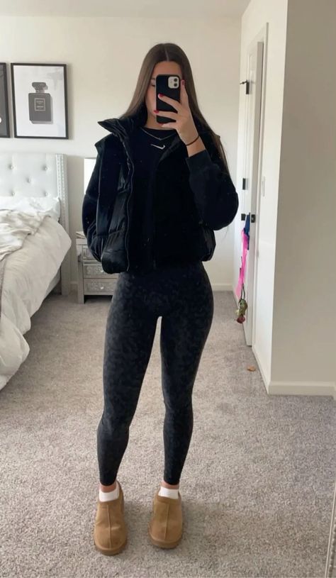 Casual Outfit Leggings, Uggs Fits, Black Leggings Outfits, Style Black Leggings, Casual Cute Outfits, Cute Fashion Outfits, Fashion Outfits Cute, Fall Fashion Casual, Outfits Leggins