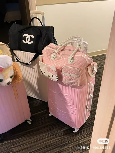 Pink Luggage Aesthetic, Travel Bag Aesthetic, Hello Kitty Luggage, Hello Kitty Suitcase, Air Port Outfit, Pink Luggage, Cute Luggage, Airport Fits, Video Call With Boyfriend Screen Photo