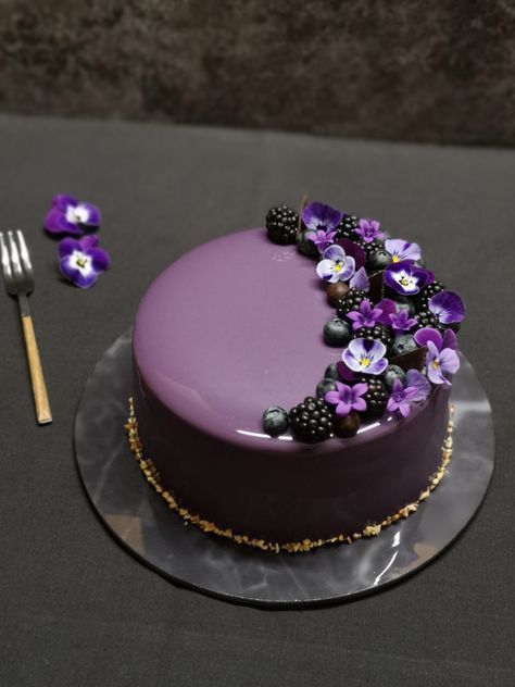 Brombeer | Haselnuss | Torte – AnnThereseSophie Blackberry Cake Decoration, Fruit Birthday Cake, Twin Birthday Cakes, Baked Food, Simple Cakes, Blackberry Cake, There's No Tomorrow, Decorative Cakes, Cake Drawing