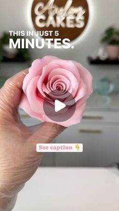 Cake Decorating With Fondant Flowers, Rose Cake Ideas, Edible Paper Flowers, Fondant Rose Tutorial, Cake Roses, Sugar Flowers Cake, Fondant Flower Tutorial, Edible Roses, Realistic Cakes