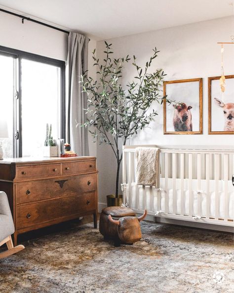 15 Inspiring Gender-Neutral Nurseries / Photo from @nest.out.west #nurseryinspiration #genderneutralnursery #nursery #nurserydecor #nurseryroom #nurserystyle #childrensroom #nurserystyling #nurseryideas #babyroomideas #babyroominspiration #nurseryinspo Nursery Design Neutral, Red Nursery, Neutral Nurseries, Room Boy, Woodland Nursery Theme, Baby Room Inspiration, Nursery Room Inspiration, Grey Nursery, Nursery Inspo