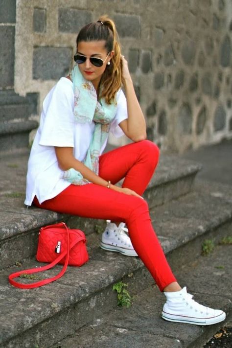 Outfits-To-Wear-With-Sneakers-8 Outfit Pantalon Rojo, How To Wear White Converse, White Converse Outfits, Converse Style, Ray Ban Aviator, Fleece Leggings, Outfits With Converse, White Converse, Looks Street Style