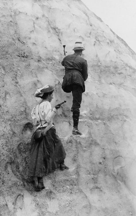 The Real Ice Queens: Women Who Conquered the Cold Wearing Corsets 1930s Adventure Aesthetic, Woman Climbing, Vintage Adventure, Trad Climbing, Victorian Skirt, Winter Cold, Victorian Women, Ice Queen, Antique Photos