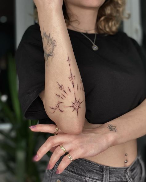 Photoshoot from ornamental piece i did a wile ago. Will be happy to make more of these kind🦦✌🏻 Thanks for trust: @zeynpyldrm_ #tattoos #dövmemodelleri #ornamental Ornamental Celestial Tattoo, Body Ornament Tattoo, Celestial Ornamental Tattoo, Ornamental Spine Tattoo, Wrist Ornamental Tattoo, Ornamental Tattoo Back, Elegant Back Tattoos, Ornamental Shoulder Tattoo, Ornamental Neck Tattoo