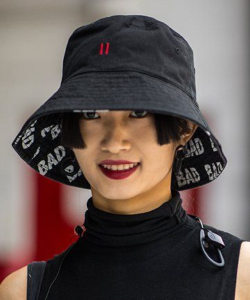 Bucket Hat Short Hair, Casual Summer Hairstyles, Hats Short Hair, Summer Hairdos, Hat Outfit Summer, Bucket Hat Outfit, Total Beauty, New York Street Style, Beauty Samples