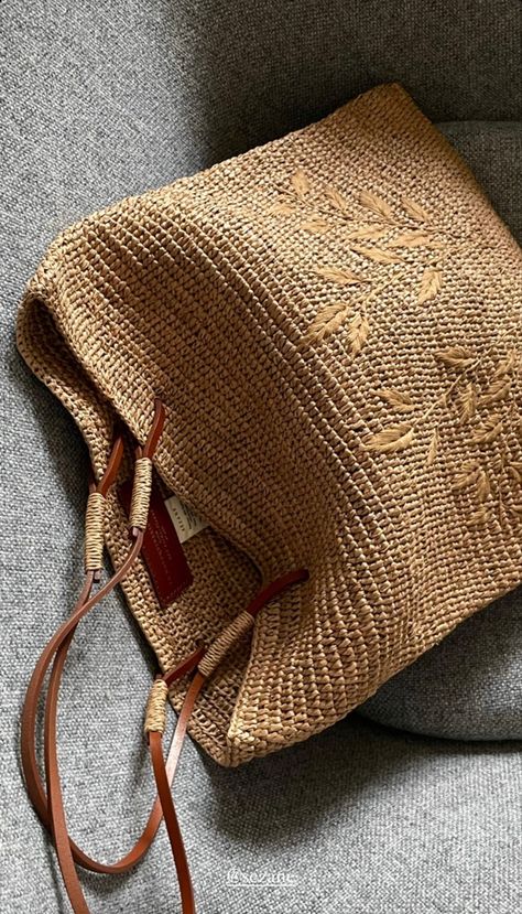 Luxury Natural Crochet Bag With Woven Leather, Rafia Bag, Casual Rattan Crochet Bag, Casual Brown Rattan Crochet Bag, Raffia Bag Aesthetic, Brown Woven Rattan Crochet Bag, Crochet Backpack Pattern, Crochet Beach Bags, Crochet Basket Pattern Free