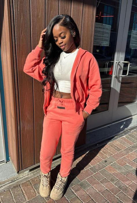 Yeezy Boots Outfit, Boots Outfit Black Women, Sweatsuit Outfits, Outfits Black Women, Outfit Black Women, Red And Black Outfits, Yeezy Boots, Fly Outfit, Fasion Outfits