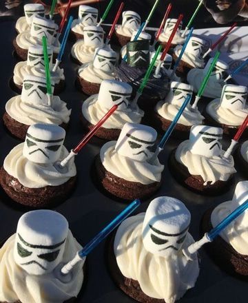 Star Wars Essen, Star Wars Party Food, Star Wars Themed Birthday Party, Star Wars Birthday Cake, Star Wars Cupcakes, Star Wars Baby Shower, Star Wars Food, Star Wars Cake, Star Wars Birthday Party