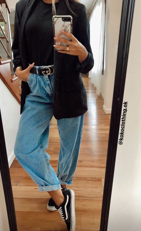 Black Vans Outfit Women Summer, Ballon Jeans Outfit Winter, Carrot Jeans Woman Outfit, Vans Office Outfit, Mons Jeans, Jeans And Trainers Outfit, Vans Work Outfit, Blazer Jeans Outfit Women, Mode Baskets