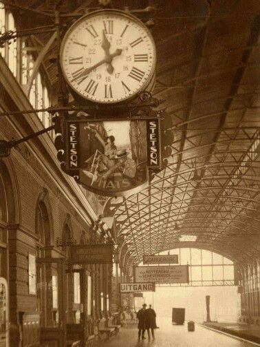 Vintage Airport, Vintage Train Aesthetic, Victorian Train Aesthetic, 19 Century Aesthetic, Vintage Train Station, Steampunk Train Station, 1800s Train, Vintage Railway Station, British Pullman