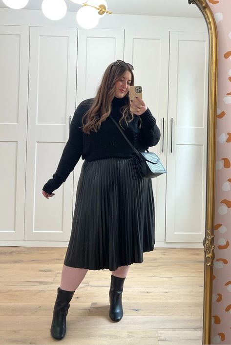 Plus size black faux leather pleated skirt + black sweater outfit with boots - all-black outfit - workwear style - office outfit Outfit With Boots, Faux Leather Pleated Skirt, Black Sweater Outfit, Pleated Skirt Black, Plus Size Posing, Black Skirt Outfits, Women's Workwear Fashion, Polished Casual, Flannel Fashion