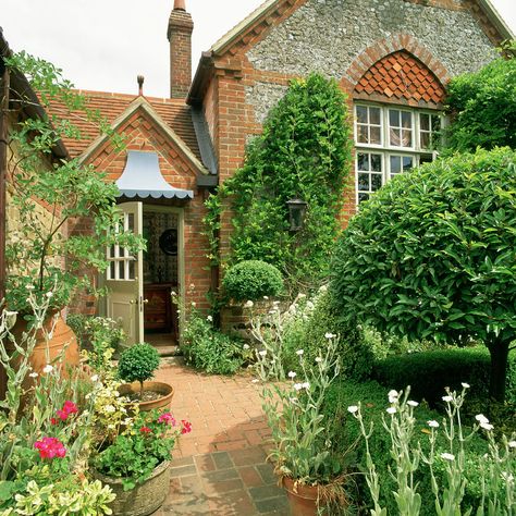 Front garden ideas – best front garden designs to add kerb appeal Cottage Front Garden, Front Garden Ideas Driveway, Garden Ideas Driveway, Garden Ideas Uk, Small Front Gardens, Backyard Garden Layout, Front Gardens, Front Garden Design, Plans Architecture