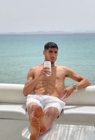 Achraf Hakimi on swimming pool Morocco National Team, Achraf Hakimi, Madrid Football, Neymar Football, Arab Men, Soccer Goal, Football Funny, Football Boys, Muscular Men