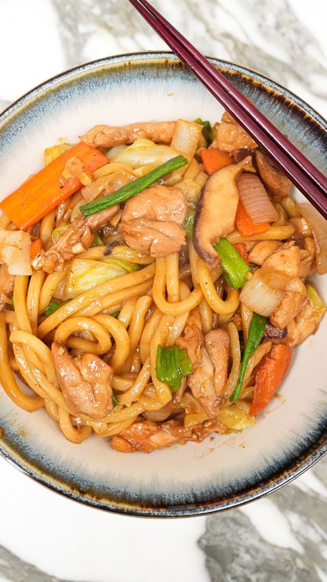 Yaki Udon (or Japanese stir fried noodles) takes only 15 minutes and is so easy and delicious! The perfect weeknight meal! Chicken Udon Stir Fry, Japanese Dinner Recipes, Udon Noodle Stir Fry, Japanese Food Dishes, Easy Asian Noodle Recipes, Asian Stir Fry Recipe, Cj Eats, Easy Asian Noodles, Japanese Noodle Dish