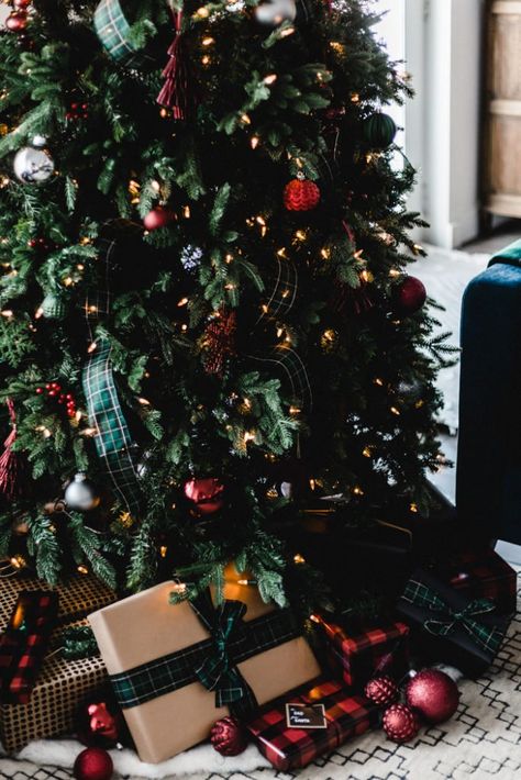 A beautiful modern red and green Christmas Home Tour! Love the traditional Christmas colours in this holiday home tour. Festive reds and greens look beautiful against the white wall backdrop and the blue couch. A mix of modern, nordic, scandinavian design elements give some beautiful holiday decorating ideas. Gorgeous black, red, and brown wrapping paper too! #hometour #Christmas #modern #traditional Green Decorations Christmas Tree, Classy Red Christmas Tree, Dark Red And Green Christmas Tree, Green Theme Christmas Tree, Jojo Christmas, Christmas Tree Inspiration Traditional, Christmas Aesthetics, Blue Couch, Christmas Colours