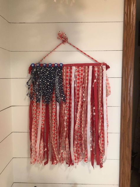 Ribbon Flag American Diy, Patriotic Porch Decor, Patriotic Crafts Diy, American Flag Crafts, Rag Flag, Diy Flag, Ribbon Flag, Flag Diy, Flag Crafts