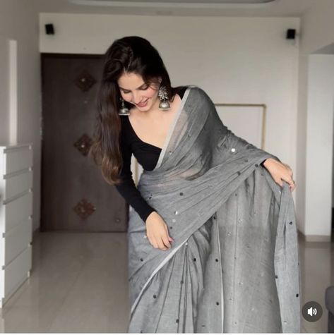 Grey Saree For Farewell, Saree Ideas For Traditional Day, Farewell Saree Inspo School, Party Wear Tops With Jeans Western, School Farewell Outfit Ideas, College Saree Look, Graduation Saree Ideas University, Saree Ideas For College Fest, Silk Saree Aesthetic