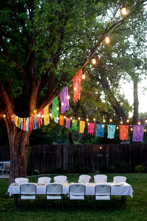 Outdoor Lighting For Party, Party Setup Backyard, Backyard Taco Party Ideas, Outdoor Fiesta Party Backyards, Backyard Mexican Party Ideas, Simple Outdoor Party Decor, Backyard Fiesta Theme Party, Backyard Theme Party, Backyard Fiesta