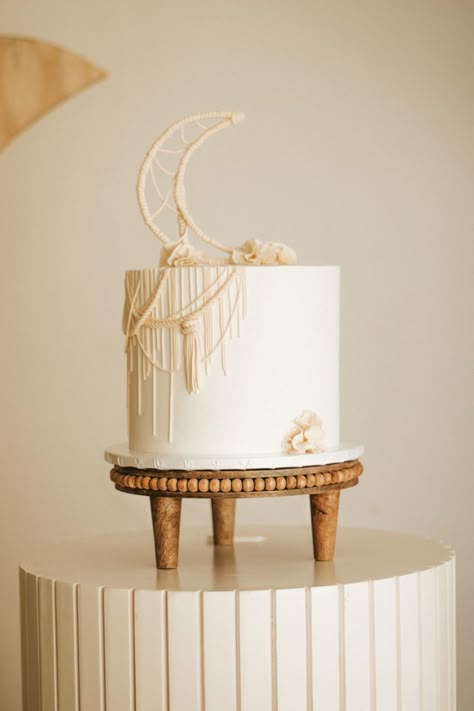 Two the moon and back boho cake white cake macrame cake vase wooden two year’s birthday party boho party birthday aesthetic cake style second birthday cake ideas birthday themes Sun And Moon Birthday Cake, Bohemian Birthday Cake, Moon Cake Ideas, Sun And Moon Cake, Two The Moon Birthday Cake, Boho Cake Ideas Birthday, Moon First Birthday, Boho Themed Cake, Moon Birthday Cake