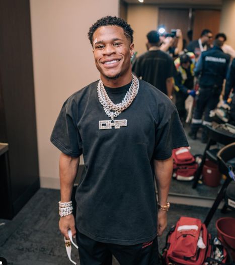 Who Are Rene And Bill Haney? Devin Haney Parents Devin Haney Outfits, Devin Haney, Tyson Fury, Floyd Mayweather, Fiji Water, Family Show, Mike Tyson, 24 Years Old, Boxing