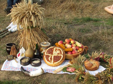 Harvest Festival Food, Shrine Priestess, Slavic Witch, Hellenic Polytheism, Lammas Lughnasadh, Solstice Festival, Magic Food, Solstice And Equinox, Slavic Paganism