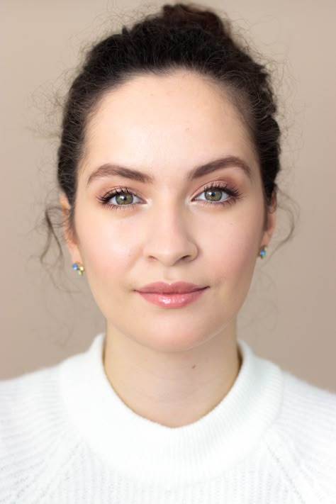 Maquillage pour agrandir ses yeux Natural Wedding Makeup Round Face, Makeup Naturel, Natural Makeup Pale Skin, Bridal Makeup Red Lips, Minimalistic Makeup, Bride Makeup Natural, Light Skin Makeup, Pale Skin Makeup, Hair Pale Skin