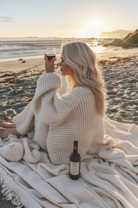 California Coastal Outfits, Jeans And Sweater Outfit Beach, Boat Outfit Women Fall, Florida In October Outfit, Sweater Beach Outfit, Fall Beach Outfits Casual, Coastal California Outfits, Hamptons Style Outfit, Fall Outfits Florida