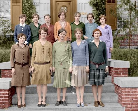 1920s (colorized) everyday dresses Shorpy Historical Photos, Twenties Dress, 1920 Style, Radium Girls, Style Année 20, 1920s Outfits, 1920 Fashion, 20th Century Fashion, Fashion Goals