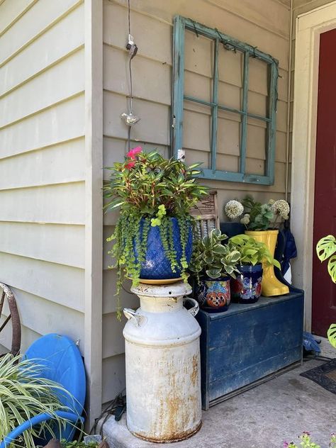 Vintage Outdoor Decor, Pretty Porches, Backyard Garden Landscape, Garden Decor Projects, Vintage Outdoor, Front Porches, Village House, Vintage Things, Garden Landscape