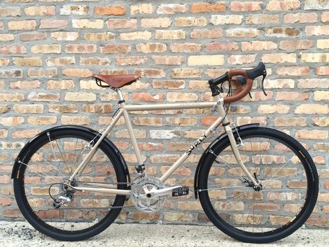 Surly Long Haul Trucker, Surly Bike, Vintage Mountain Bike, Bike With Basket, Fixed Bike, Bicycle Women, Beautiful Bike, Touring Bike, Old Bikes