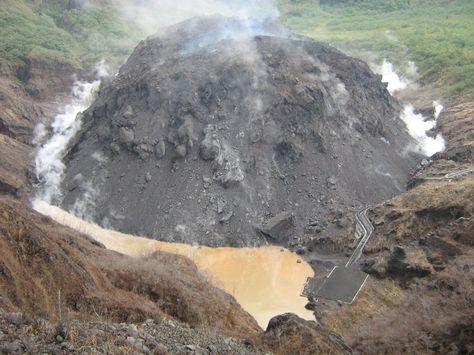 Gunung Kelud Indonesia - The lava dome after the eruption.Observation platform at base of lava dome gives scale Volcano Diorama, Yellowstone Volcano, Lava Dome, Volcano Eruption, Active Volcano, Fire And Ice, Volcano, Mount Rainier, Worlds Largest