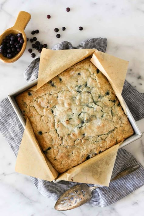 This Sourdough Blueberry Breakfast Cake comes together quickly, tastes amazing, and is a great way to put sourdough discard to good use! Sourdough Blueberry, Recipe Using Sourdough Starter, Blueberry Breakfast Cake, Sourdough Starter Discard Recipe, Homemade Sourdough Bread, Sourdough Starter Recipe, Blueberry Breakfast, Sourdough Discard, Sourdough Baking